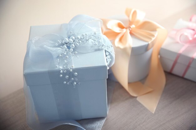 Tisch mit Geschenkboxen für Hochzeitstag