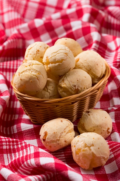 Tisch mit Käsebrot Käsebrot traditioneller brasilianischer Snack