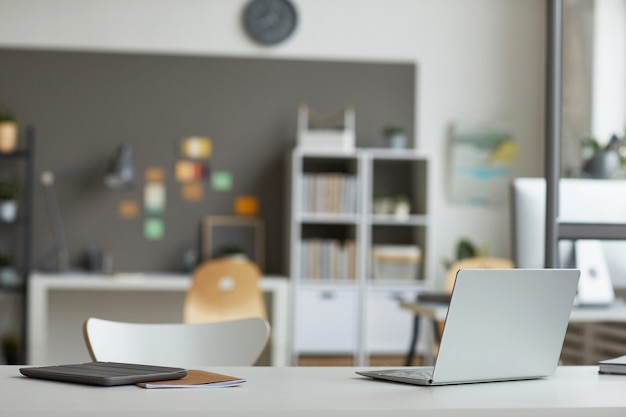 Tisch mit Laptop und digitalem Tablet für die Online-Arbeit im Büro