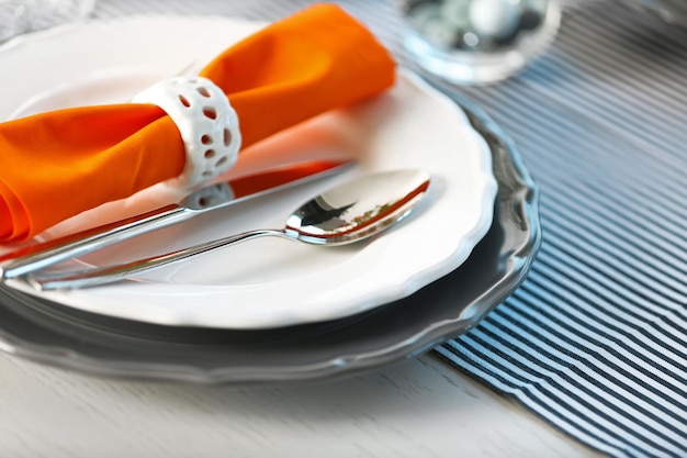 Tisch mit orangefarbener Serviette in der Nähe des Restaurants