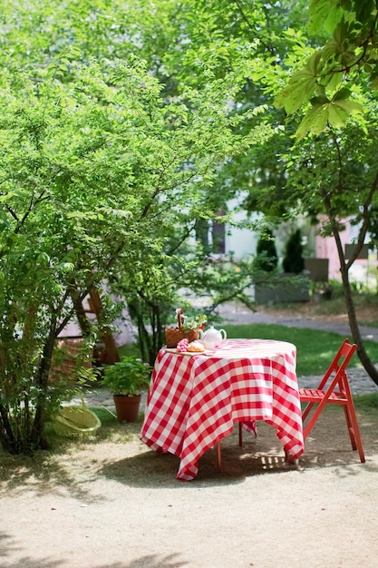 Tisch mit roter Tischdecke und Stuhl