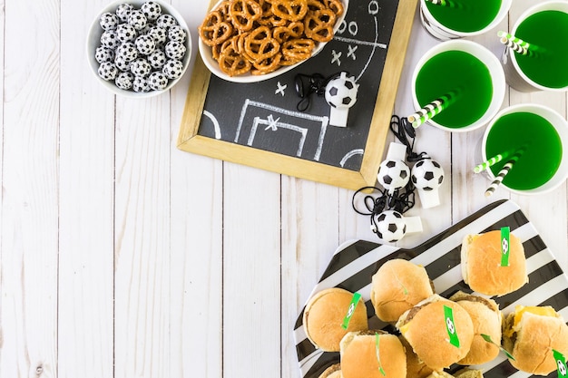 Tisch mit Snacks für Fußballparty.