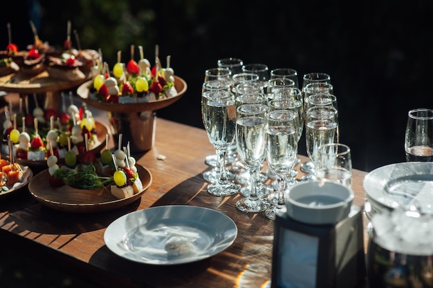 Tisch mit verschiedenen Snacks, Sandwiches, Erdbeeren und Sektgläsern Buffet für Hochzeitsgäste