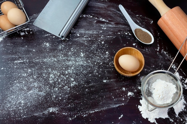 Tisch mit Zutaten und Utensilien, um Pasta zuzubereiten Ansicht von oben