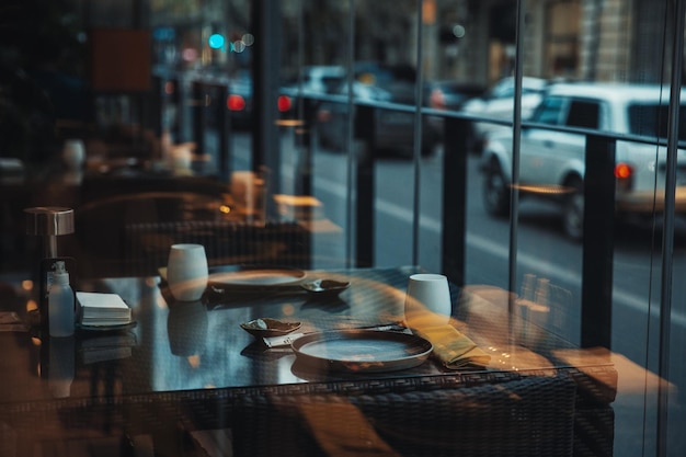 Tisch neben dem Fenster im Restaurant mit Blick auf die Straße