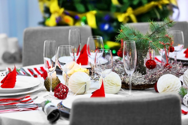 Tisch serviert für Weihnachtsessen im Wohnzimmer, Detailansicht