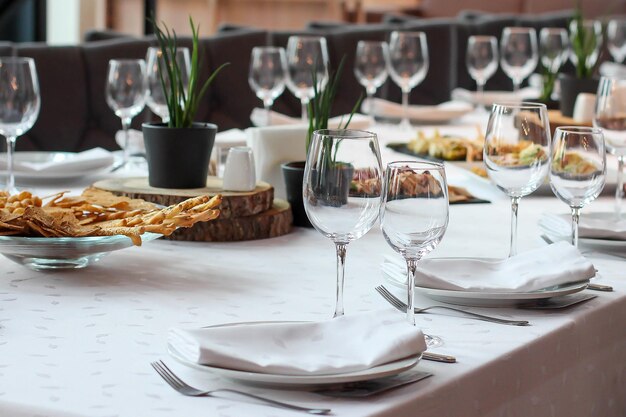 Tisch serviert Mittagessen im Restaurant