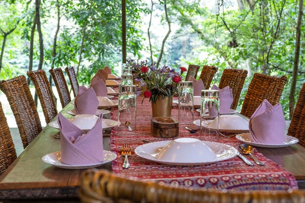 Tisch und Rattanstühle in einer leeren Restaurantterrasse serviert Tansania Afrika