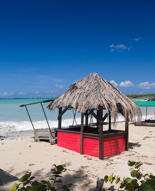 Tisch und Stühle am Strand mit Sand bedeckt