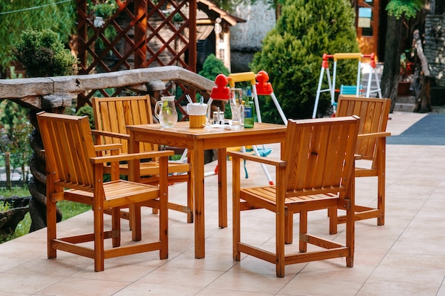 Tisch und Stühle im Garten