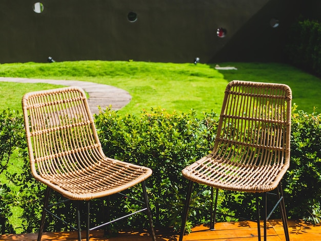 Foto tisch und stühle im gartencafé.