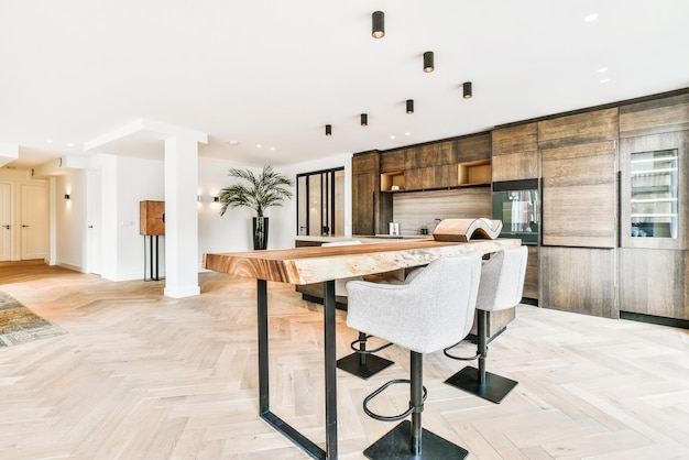 Tisch und Stühle im Haus