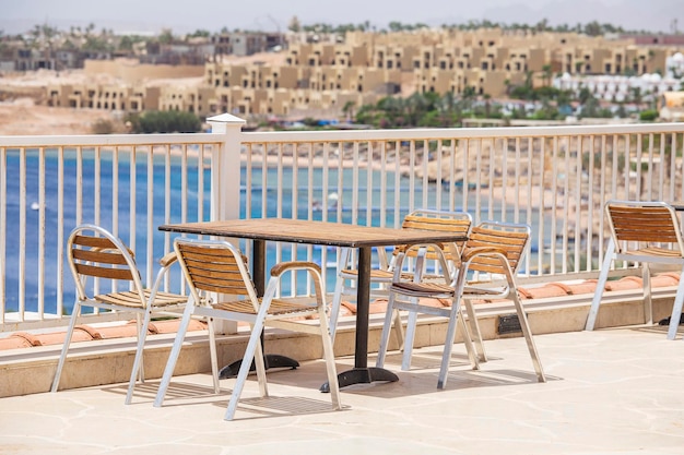Tisch und Stühle im Strandcafé neben dem Roten Meer in Sharm el Sheikh, Ägypten