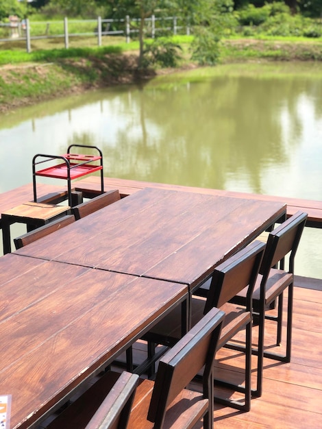 Tisch und Stühle in einem Restaurant am Wasser