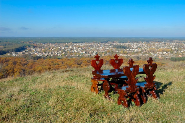 Tisch und Stuhl auf Landschaft