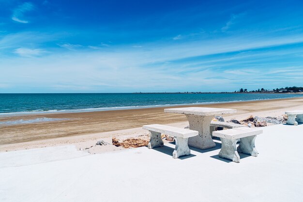 Tisch und Stuhl im Freien am Strand