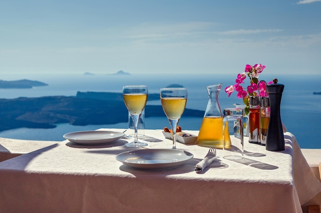 Tisch und zwei Gläser Wein die Insel Santorin
