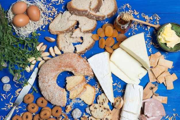 Tisch voller hausgemachter Süßigkeiten zum Frühstück oder Snack