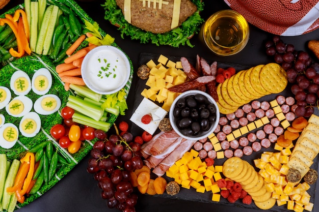 Tisch voller köstlicher Snacks für Fußballspielbeobachtungsparty.