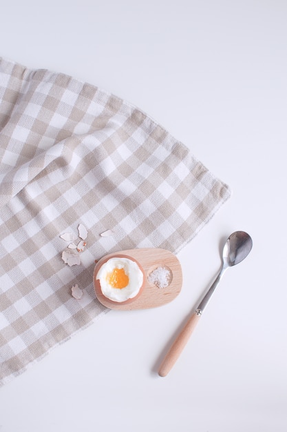 Tisch zum Frühstück serviert Ei in hölzernen Eierbecher kochen