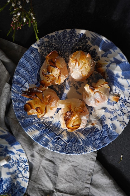 Tischansicht von tulhinhas, traditionellen portugiesischen Süßigkeiten mit Eiercreme aus Aveiro auf azulejo pla