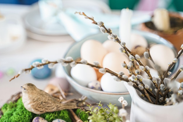 Foto tischdekoration für die osterfeier in der küche tischlandschaft für die osterferien zu hause familie religiöse traditionelle festliche christentum katholische mahlzeit essen pop-farbe eierkuchen spaß hase süßigkeiten süß