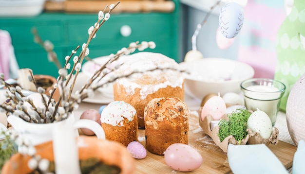 Tischdekoration für die Osterfeier in der Küche Tischlandschaft für die Osterferien zu Hause Familie religiöse traditionelle festliche christentum katholische Mahlzeit Essen Pop-Farbe Eierkuchen Spaß Hase Süßigkeiten süß