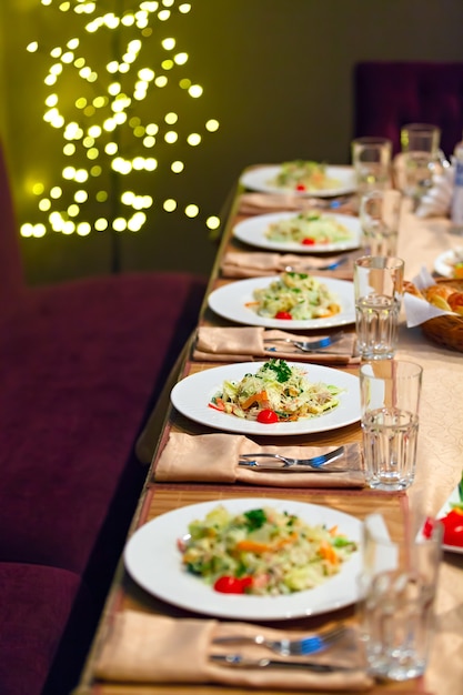 Tischdekoration für ein festliches Abendessen.