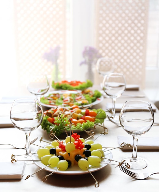 Tischdekoration im Restaurant mit leckerem Essen