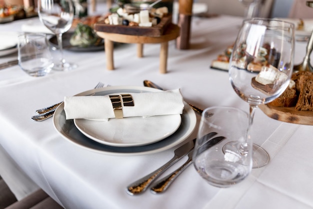 Tischdekoration in einem Restaurant bei einer Geburtstagsfeier eine Hochzeit ein Teller