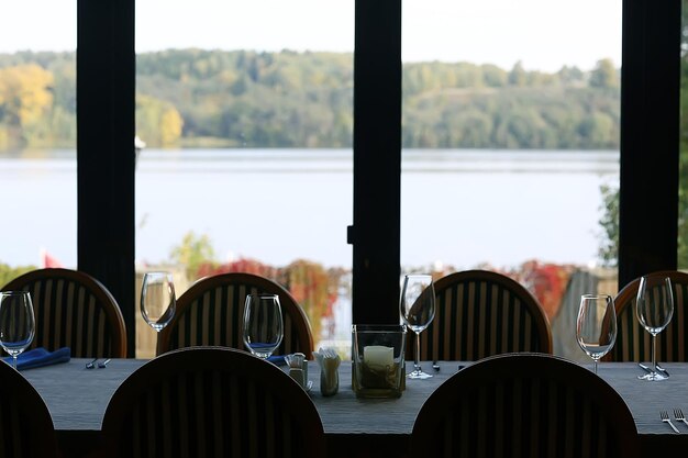 Tischdekoration Restaurant / Besteck auf einem Tisch in einem Café, das Konzept des schönen Essens, europäischer Stil