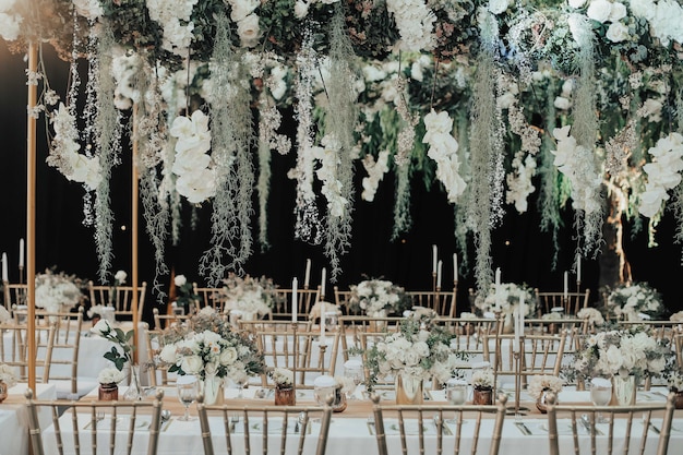 Tischdekoration von Speisen und Getränken, dekoriert mit Blumen für Hochzeiten oder Geburtstage