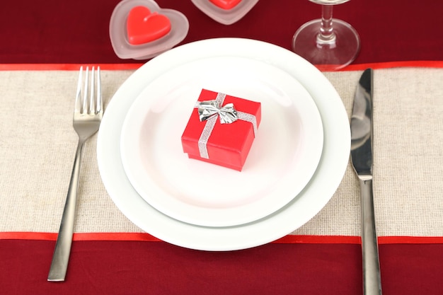Tischdekoration zu Ehren des Valentinstags Nahaufnahme