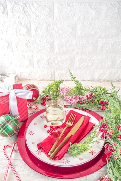 Tischdekoration zu Weihnachten oder Neujahr. Gedeck für Weihnachtsessen. Auf Holzuntergrund mit Feiertagsdekorationen