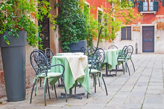 Tische und Stühle auf einem kleinen Platz in Venedig Italien
