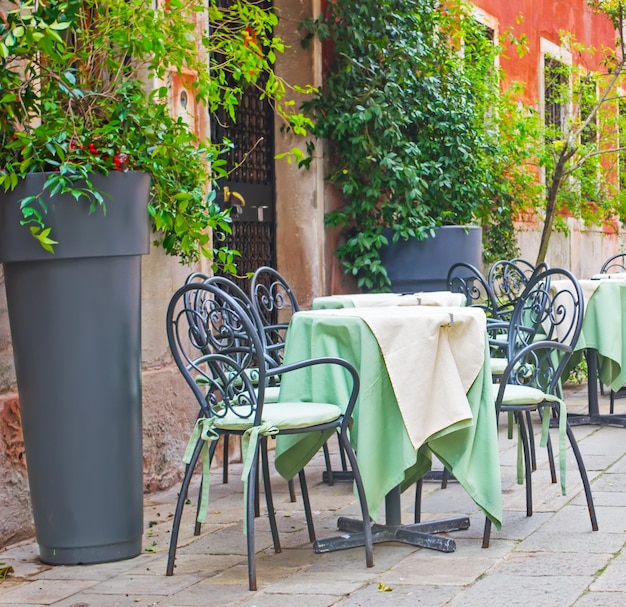 Tische und Stühle auf einem kleinen Platz in Venedig Italien