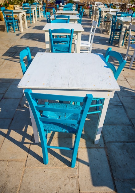 Tische und Stühle in einem traditionellen italienischen Restaurant in Marzamemi - Sizilien an einem sonnigen Tag