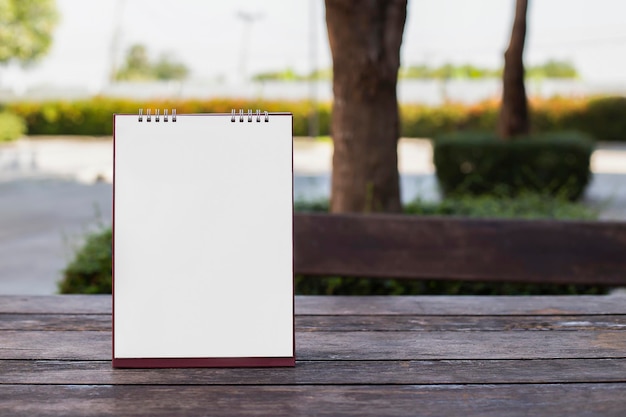 Tischkalender leeres Papier spaceblankes Papier Schreibtisch Spiralkalender auf Holz Hintergrund