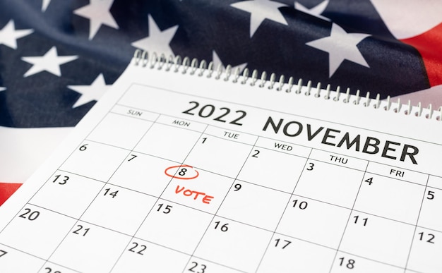 Tischkalender mit dem 8. November 2022, der auf dem Hintergrund der US-Flagge rot markiert ist Konzept des Abstimmungstages