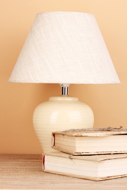 Tischlampe und bücher auf beige