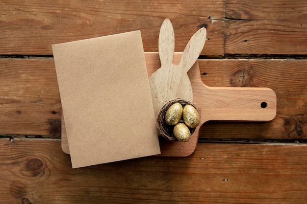 Tischlayout für die Osterfeier mit einem leeren Menü.