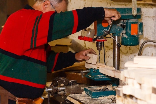 Tischler arbeitet in einer Werkstatt zur Herstellung von Vintage-Möbeln