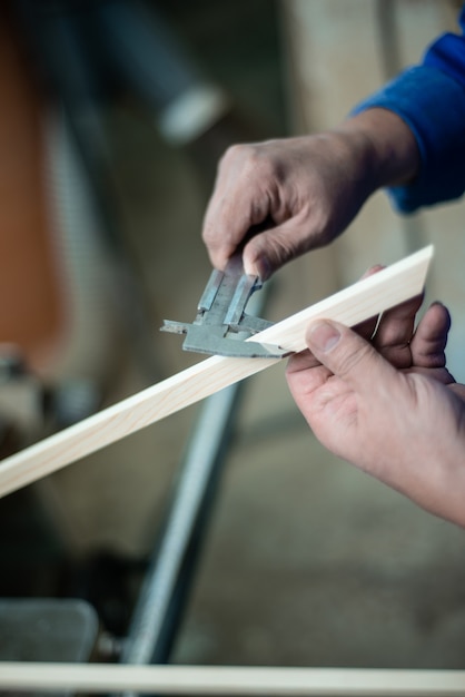 Tischler bei der Arbeit in der Werkstatt