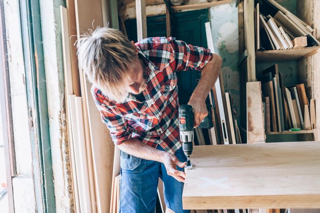 Tischler bei der Arbeit in seiner Werkstatt