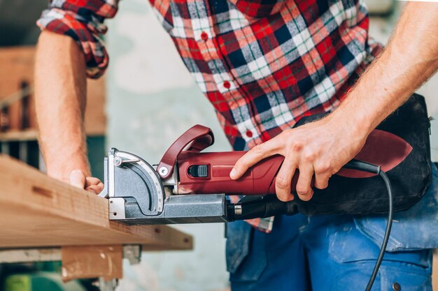 Tischler bei der Arbeit in seiner Werkstatt