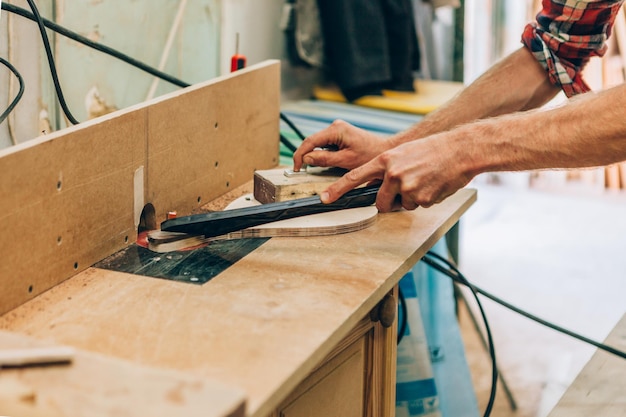 Tischler bei der Arbeit in seiner Werkstatt