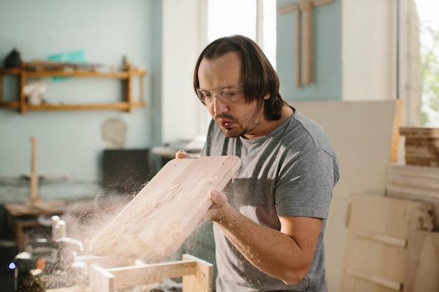 Tischler bei der Arbeit stockfoto