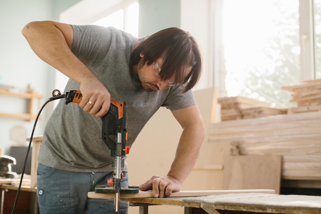 Tischler bei der Arbeit stockfoto