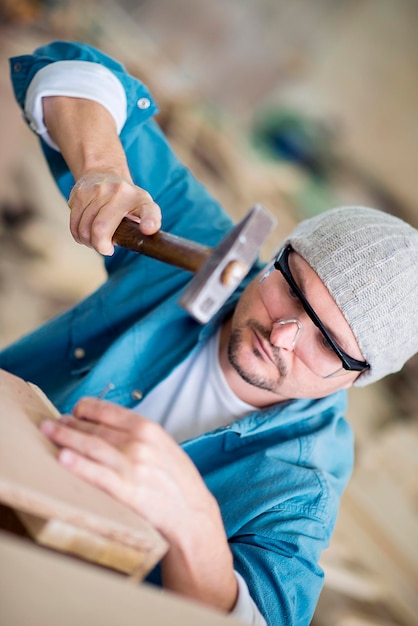 Tischler bei der Arbeit