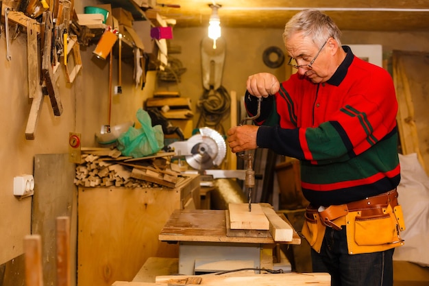 Tischler bei seiner Arbeit in der Tischlerei.